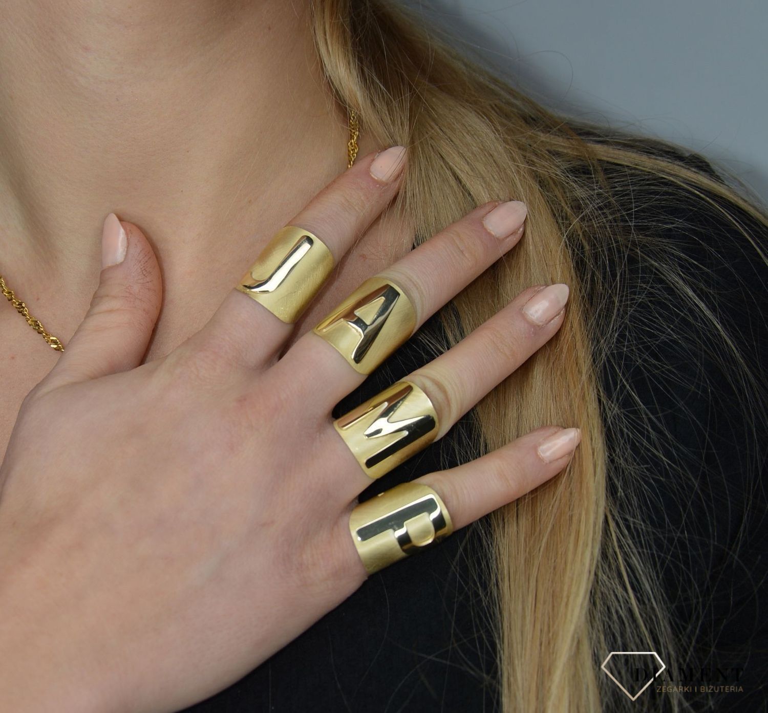 Szeroki pierścionek złoty 'Srebrna literka A' DIA-PRS-Z0461030-A-925.jpg