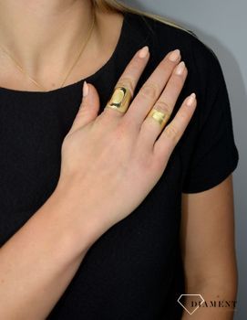Szeroki pierścionek złoty 'Srebrna literka E' to piękny szeroki pierścionek ze srebra pokrytego złotem. Pozłacany pierścionek 585 literka E DIA-PRS-Z0461030-E-92 (1).JPG