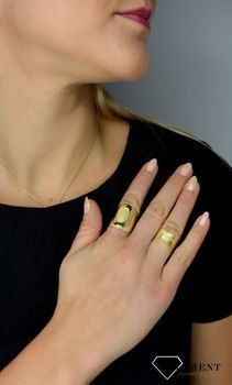 Szeroki pierścionek złoty 'Srebrna literka E' to piękny szeroki pierścionek ze srebra pokrytego złotem. Pozłacany pierścionek 585 literka E DIA-PRS-Z0461030-E-92 (2).JPG