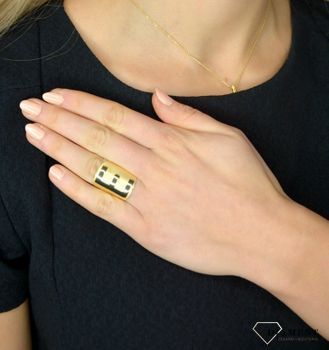 Szeroki pierścionek złoty 'Srebrna literka E' to piękny szeroki pierścionek ze srebra pokrytego złotem. Pozłacany pierścionek 585 literka E DIA-PRS-Z0461030-E-92 (4).JPG