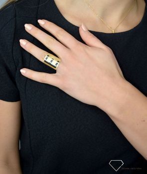 Szeroki pierścionek złoty 'Srebrna literka E' to piękny szeroki pierścionek ze srebra pokrytego złotem. Pozłacany pierścionek 585 literka E DIA-PRS-Z0461030-E-92 (5).JPG