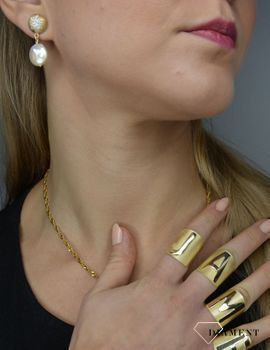 Szeroki pierścionek złoty 'Srebrna literka J' to piękny szeroki pierścionek ze srebra pokrytego złotem DIA-PRS-Z0461030-J-925  (2).JPG