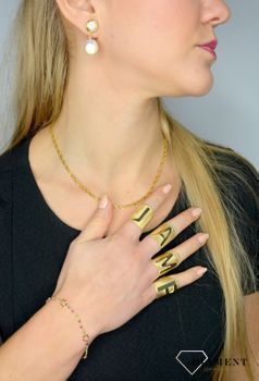 Szeroki pierścionek złoty 'Srebrna literka J' to piękny szeroki pierścionek ze srebra pokrytego złotem DIA-PRS-Z0461030-J-925  (4).JPG