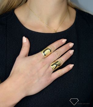 Szeroki pierścionek złoty 'Srebrna literka K' to piękny szeroki pierścionek ze srebra pokrytego złotem. Pozłacany pierścionek 585 literka P DIA-PRS-Z0461030-P-925  (2).JPG