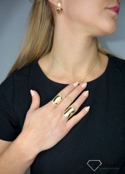 Szeroki pierścionek złoty 'Srebrna literka K' to piękny szeroki pierścionek ze srebra pokrytego złotem. Pozłacany pierścionek 585 literka P DIA-PRS-Z0461030-P-925  (3).JPG