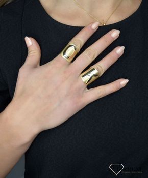 Szeroki pierścionek złoty 'Srebrna literka K' to piękny szeroki pierścionek ze srebra pokrytego złotem. Pozłacany pierścionek 585 literka P DIA-PRS-Z0461030-P-925  (4).JPG