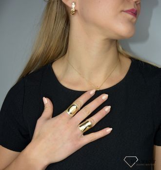 Szeroki pierścionek złoty 'Srebrna literka K' to piękny szeroki pierścionek ze srebra pokrytego złotem. Pozłacany pierścionek 585 literka P DIA-PRS-Z0461030-P-925  (6).JPG