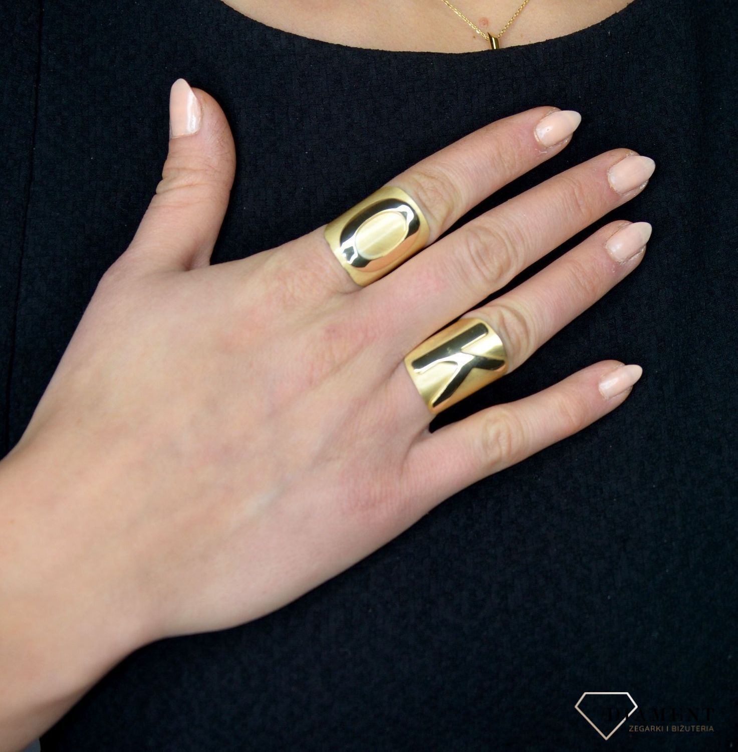 Szeroki pierścionek złoty 'Srebrna literka K' DIA-PRS-Z0461030-K-925.jpg