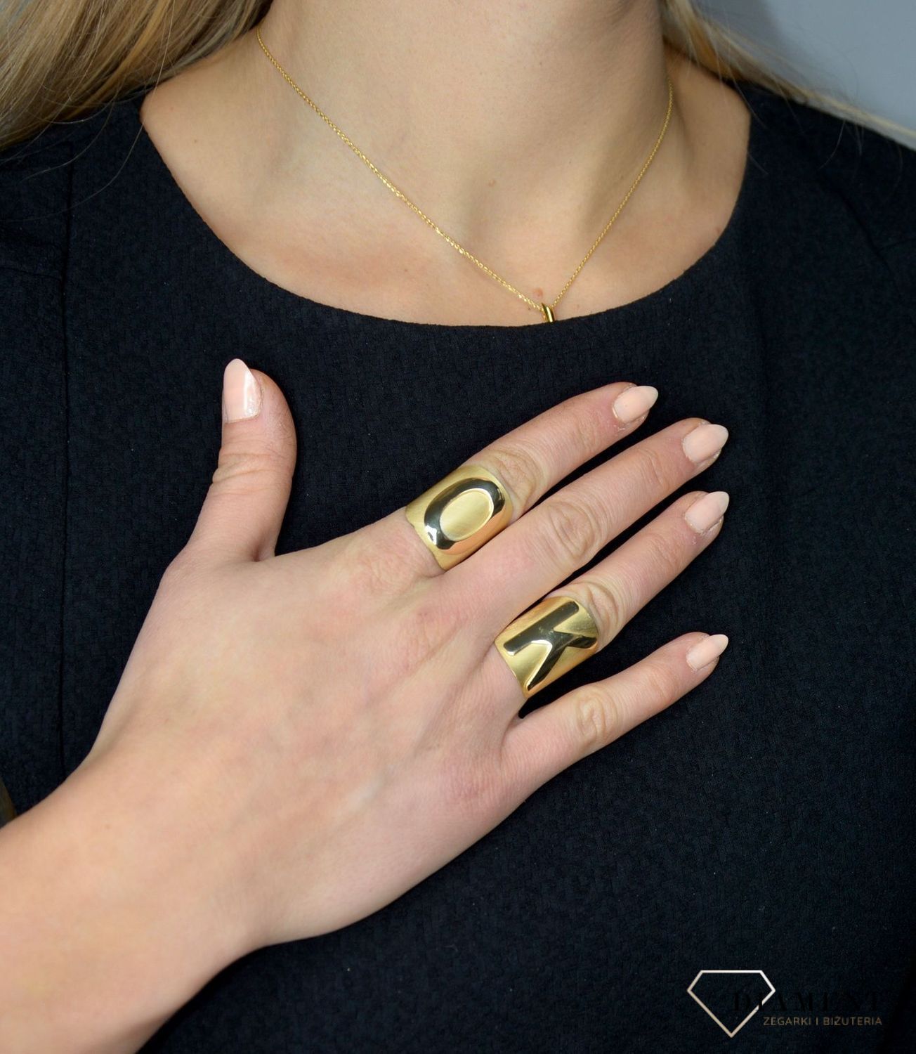 Szeroki pierścionek złoty 'Srebrna literka K' DIA-PRS-Z0461030-K-925.jpg