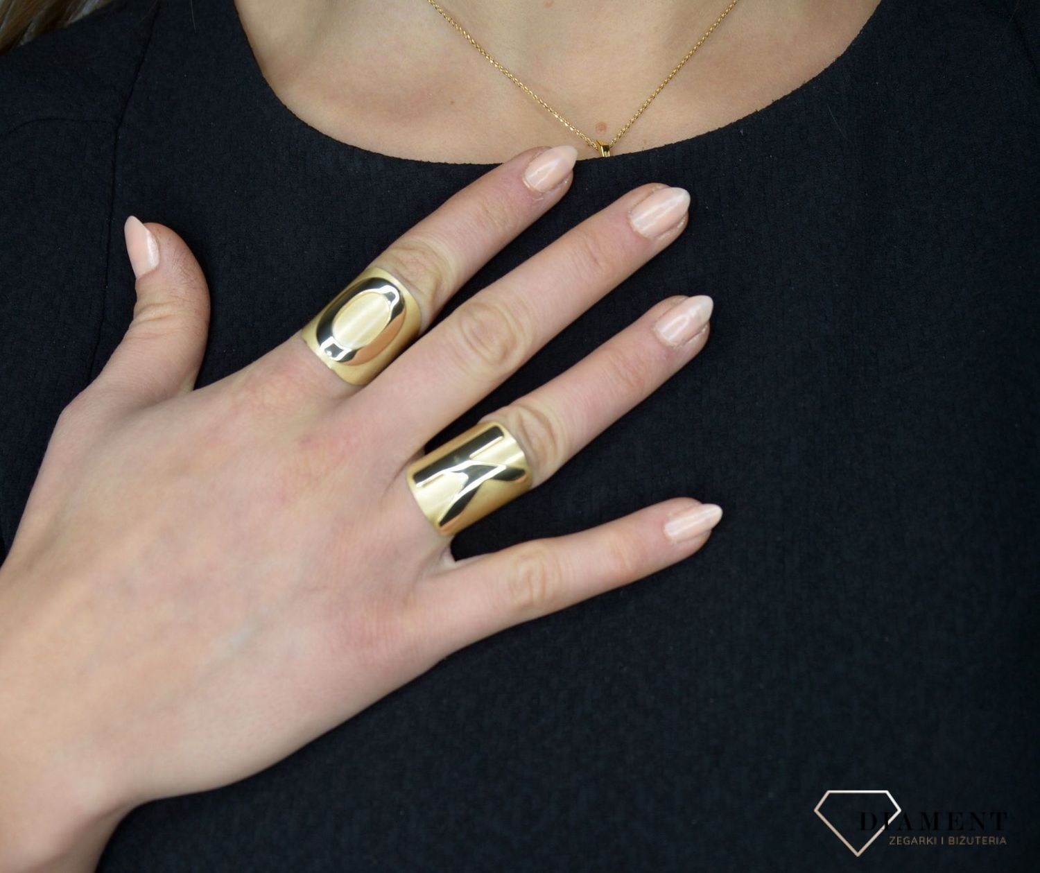 Szeroki pierścionek złoty 'Srebrna literka K' DIA-PRS-Z0461030-K-925.jpg