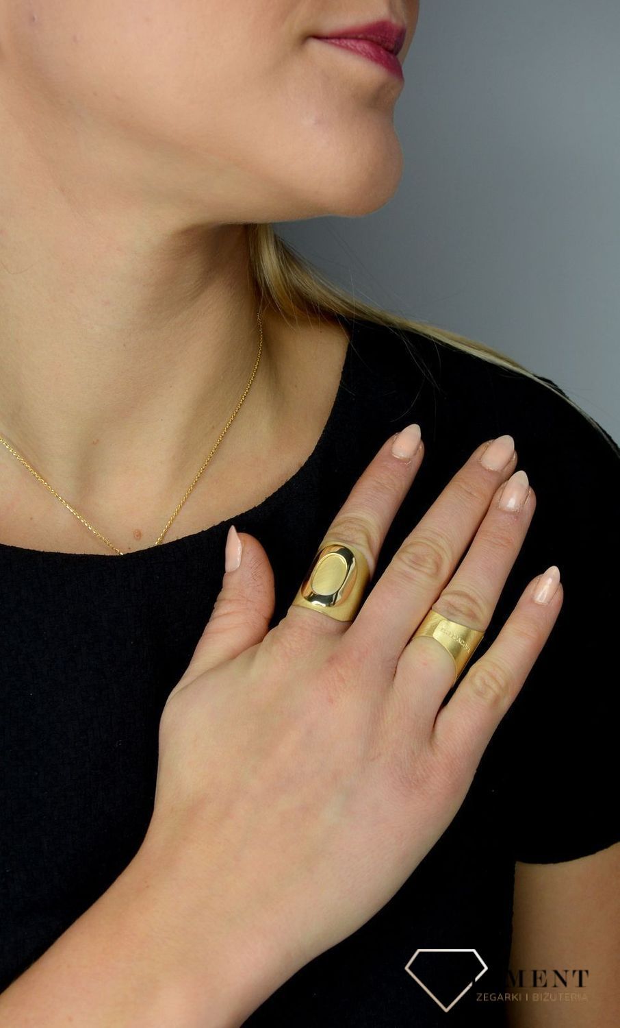 Szeroki pierścionek złoty 'Srebrna literka K' DIA-PRS-Z0461030-K-925.jpg
