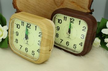 Budzik JVD RB1603 – radiowo sterowany, prostokątny, alarm, powtarzanie budzenia.jpg