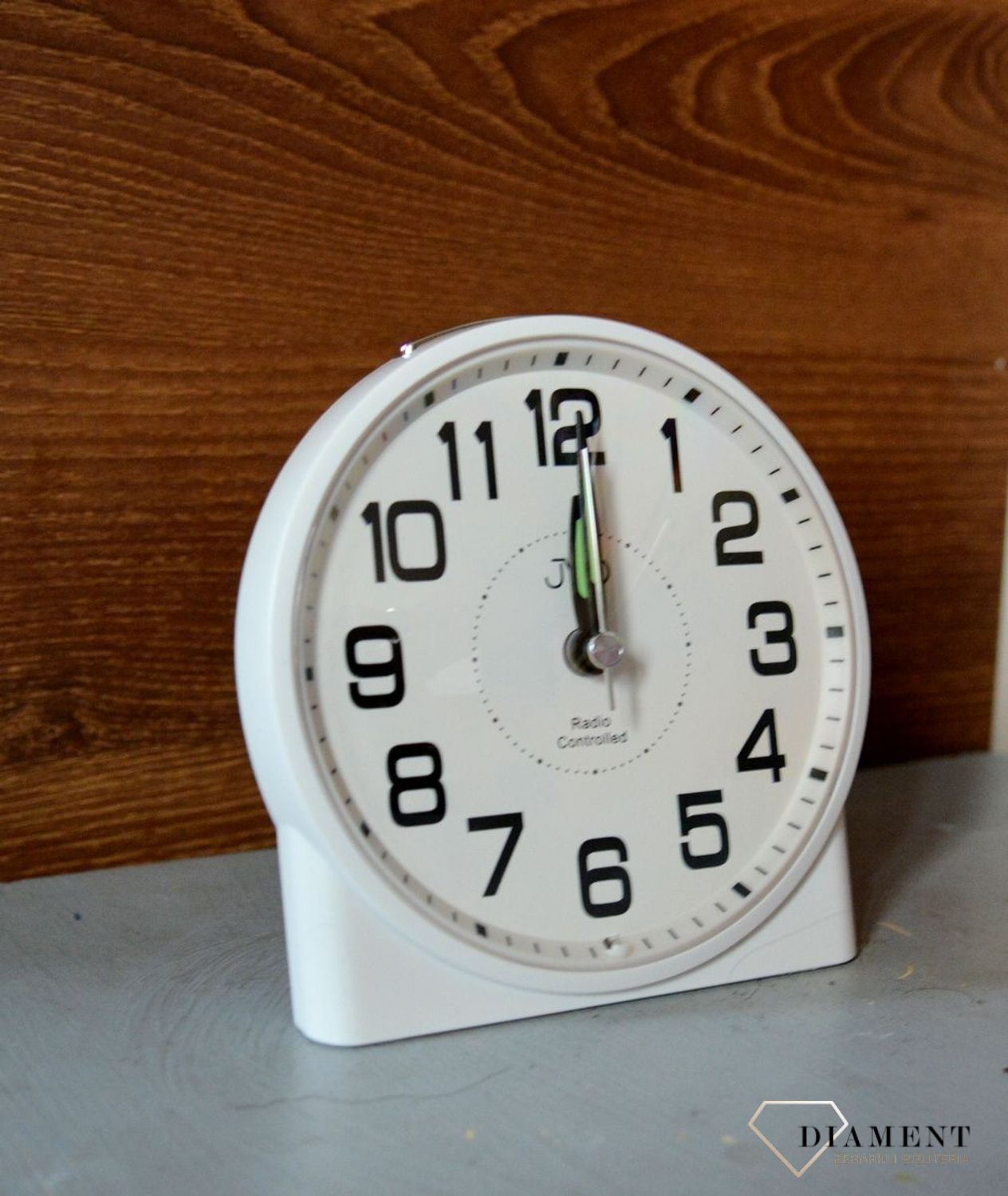 Budzik klasyczny JVD sterowany radiowo biały RB22.1 Zegar posiada 2 alarmy z funkcją drzemki, która trwa ok. 2 minut, maksymalna ilość powtórzeń funkcji snooze - 7 , dźwięk budzika jest narastający..jpg