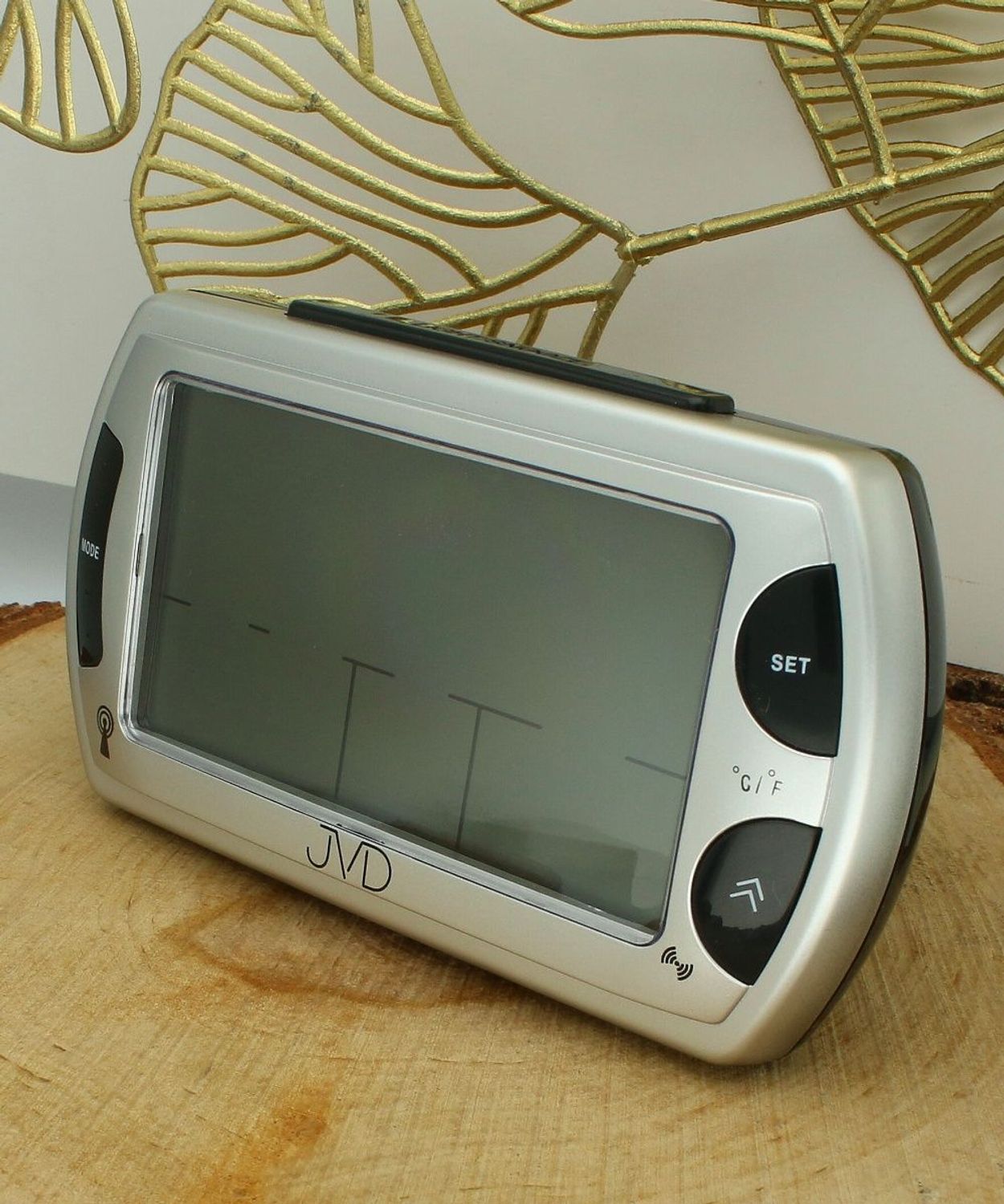 Zegar budzik sieciowy LED JVD RB358. wyposażony jest w kwarcowy mechanizm, zasilany za pomocą baterii. Dodatkowo wyposażony jest w zasilacz sieciowy. Posiada bardzo wysoką dokładność mierzenia czasu +- 10 sekund.jpg