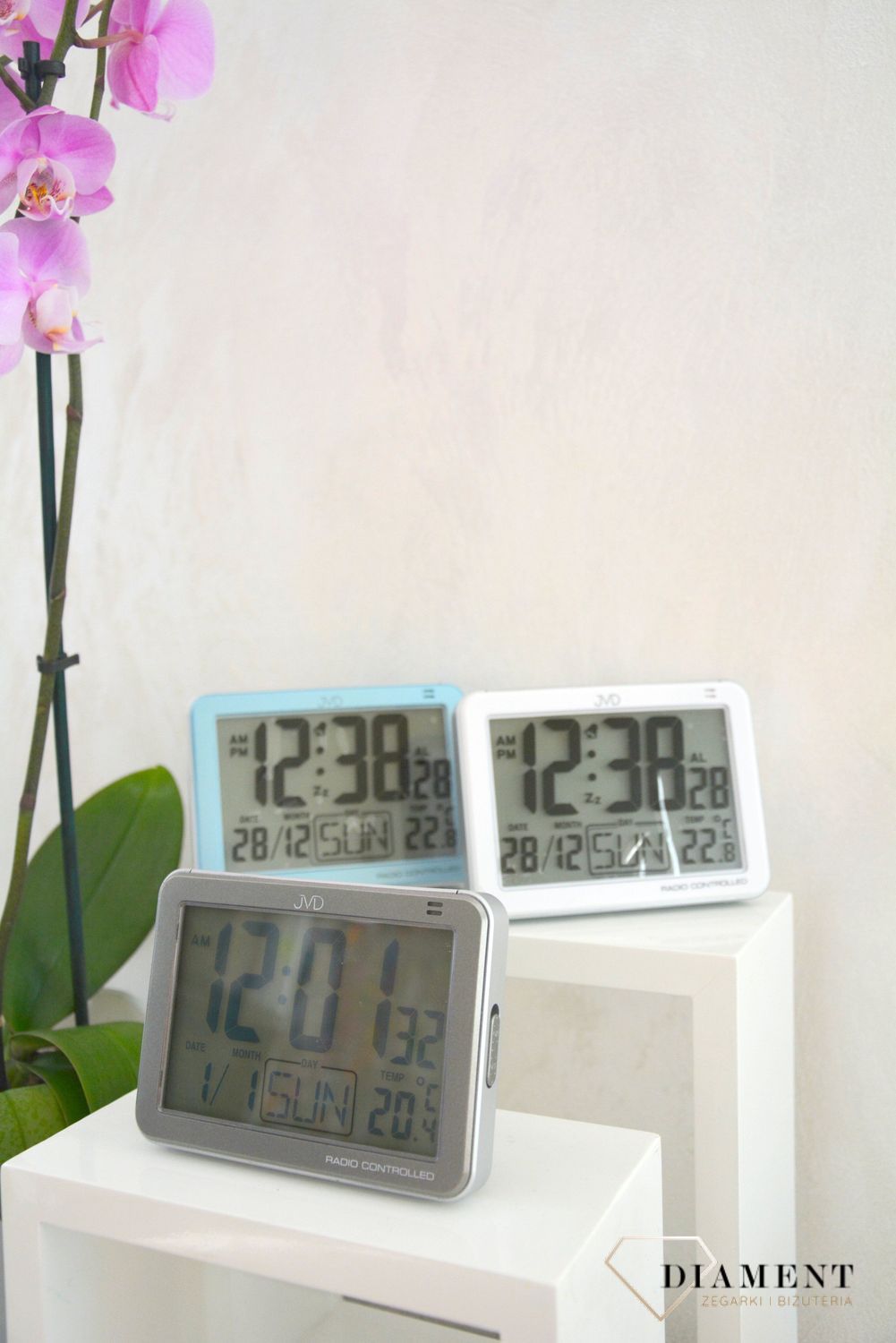 Budzik w kolorze niebieskim z wyraźnym wyświetlaczem. Duży, czytelny podświetlany napis w kolorze czarnym..jpg