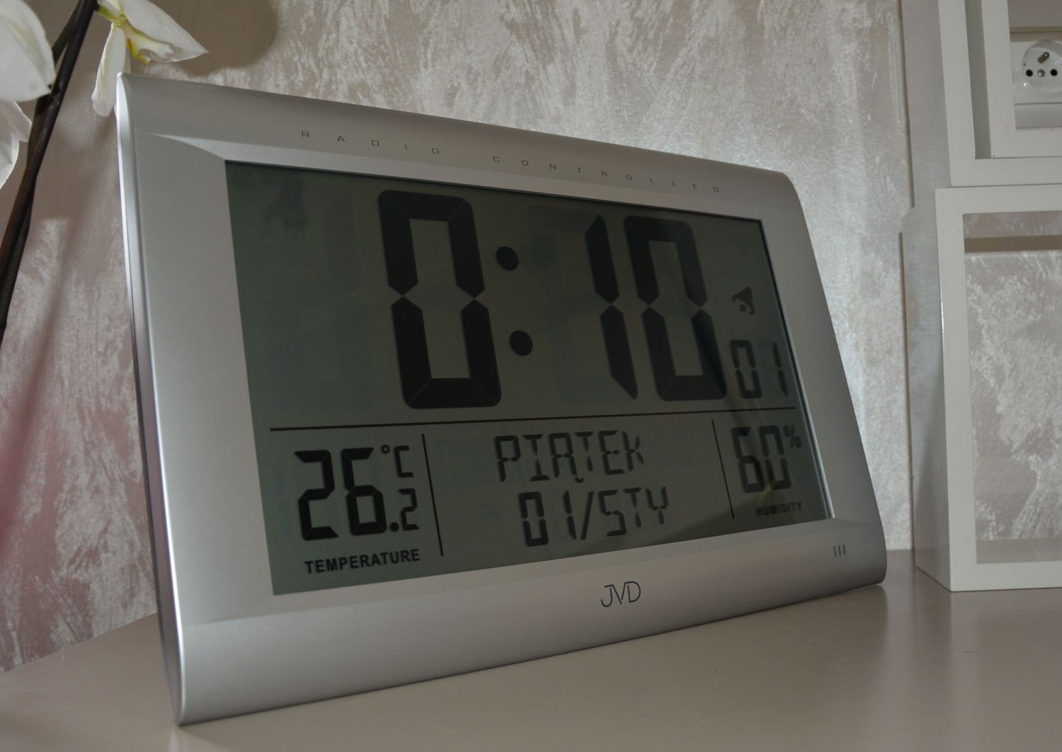 Zegar ścienny w kolorze srebrnym. Zegar sterowany radiem. Zegar sterowany radiowo. Zegar atomowy na biurko (8).JPG