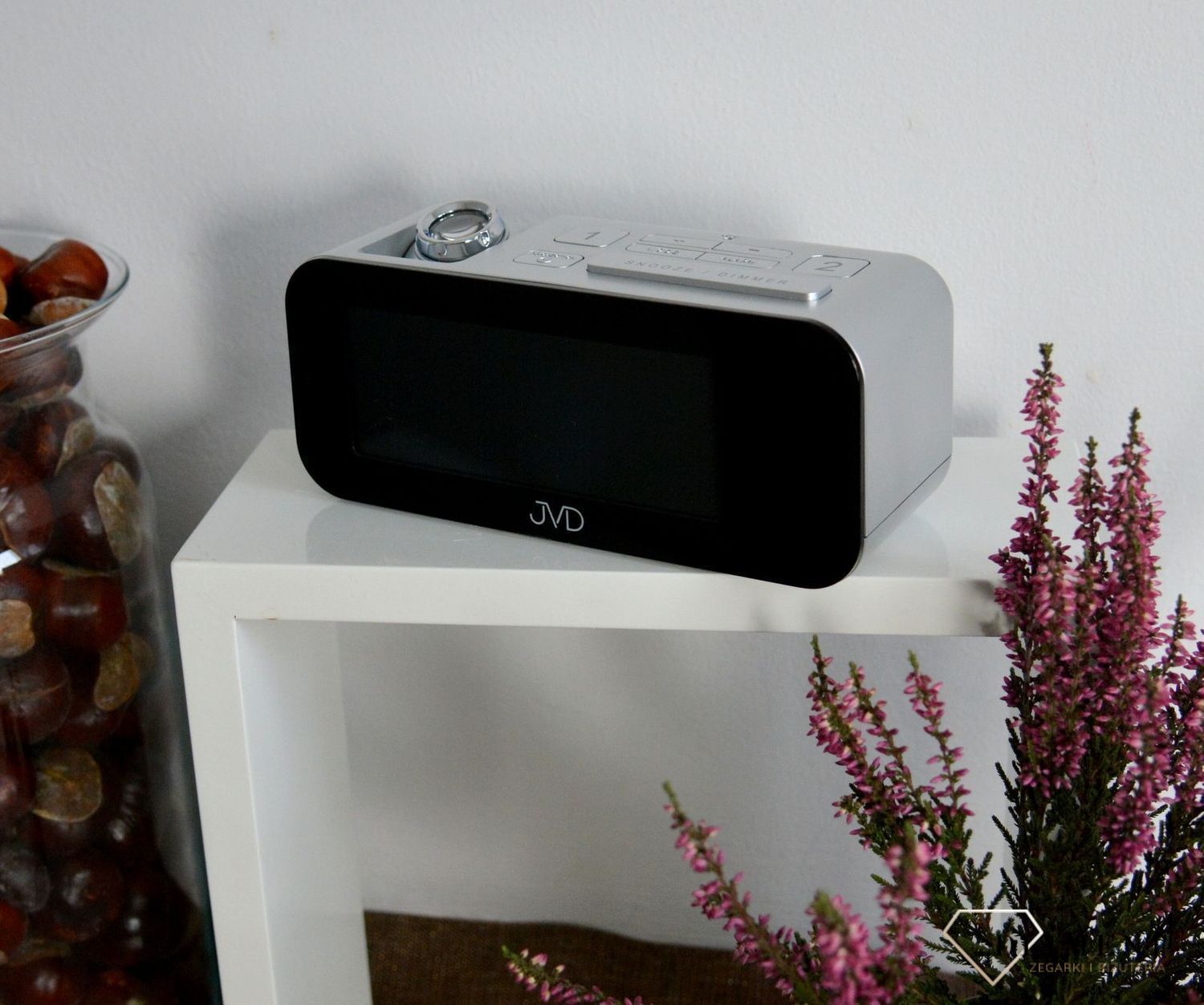 Budzik cyfrowy JVD RB93 Srebrny Termometr Radiocontrol. Budzik cyfrowy w srebrnej kolorystyce z możliwością zmiany koloru..jpg