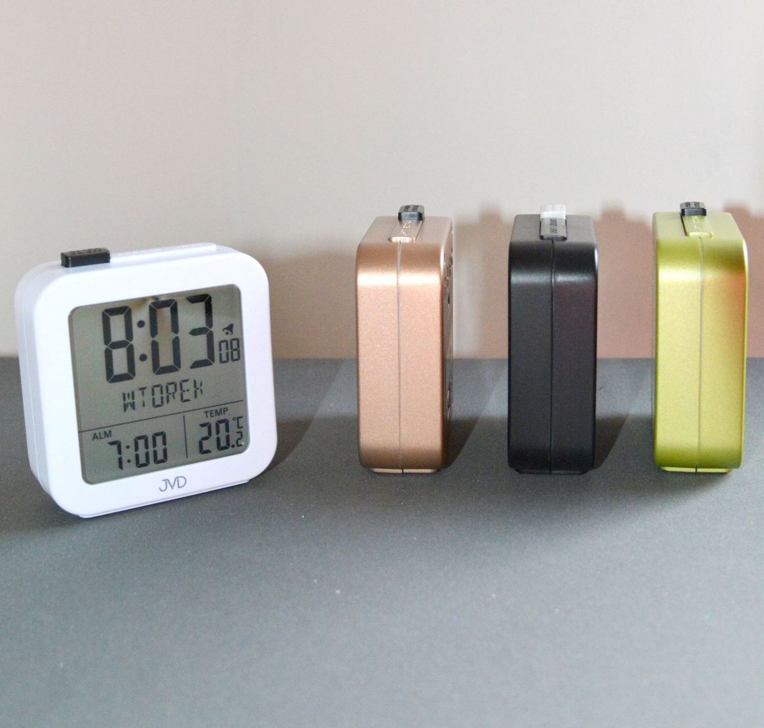 Budzik cyfrowy JVD z termometrem sterowany radiowo RB9370.1. Budzik cyfrowy z termometrem. Budzik sterowany falami radiowymi. Budzik cyfrowy JVD. Budzik biurkowy z termometrem idealny na prezent..jpg