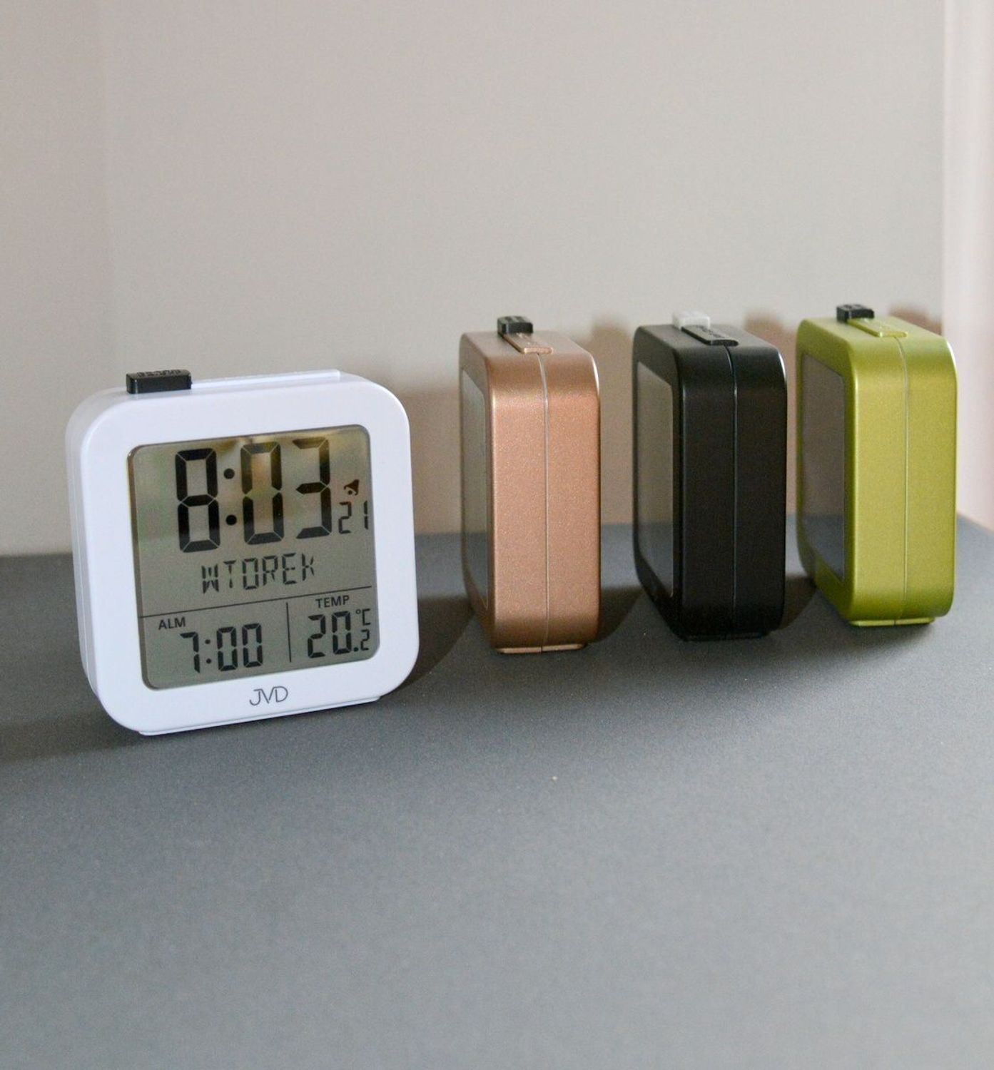 Budzik Budzik cyfrowy JVD z termometrem sterowany radiowo RB9370.3. Budzik cyfrowy z termometrem. Budzik sterowany falami radiowymi. Budzik cyfrowy JVD. Budzik biurkowy z termometrem idealny na prezent..jpg