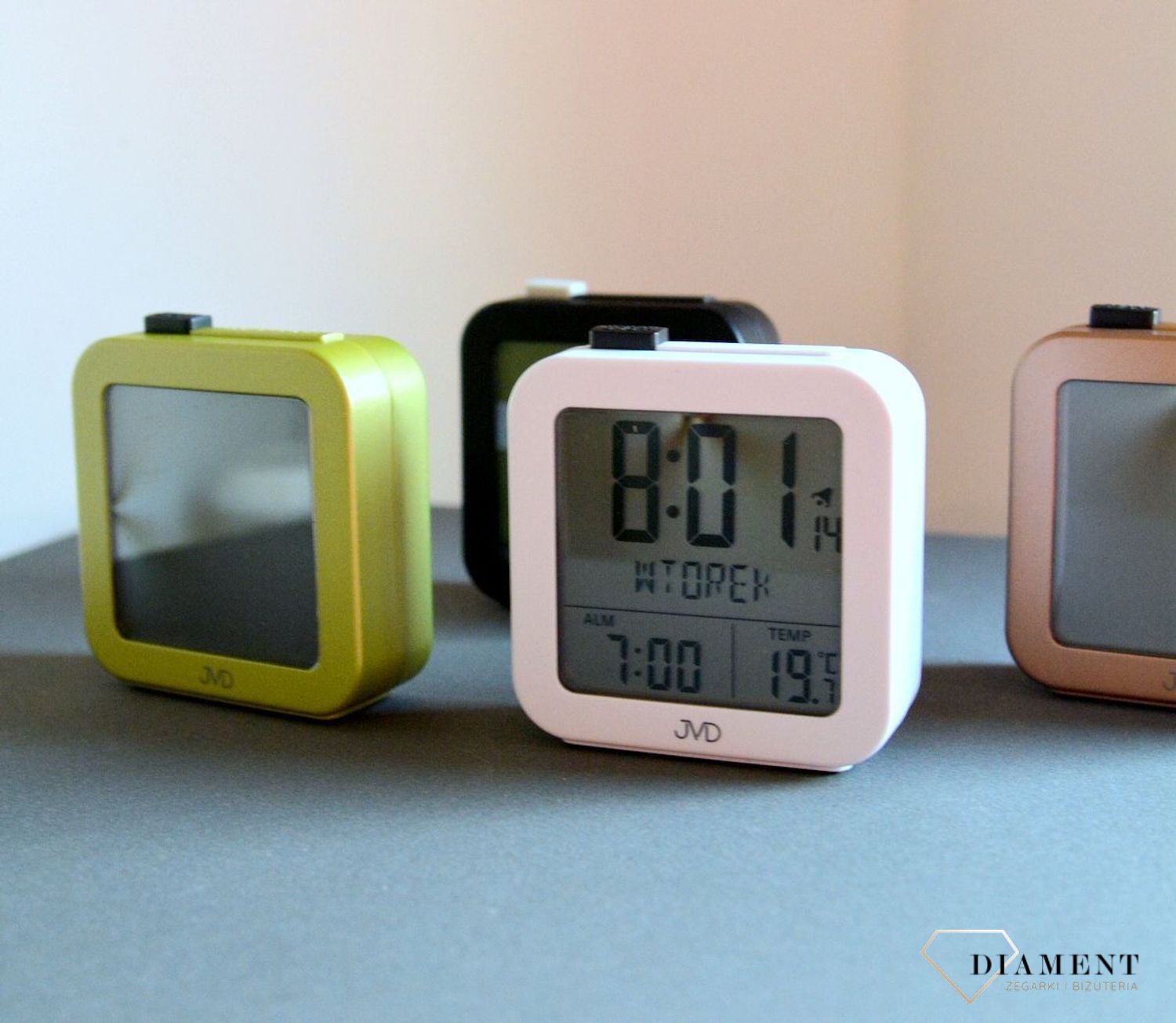 Budzik cyfrowy JVD z termometrem sterowany radiowo RB9370.4. Budzik cyfrowy z termometrem. Budzik sterowany falami radiowymi. Budzik cyfrowy JVD. Budzik biurkowy z termometrem idealny na prezent..jpg