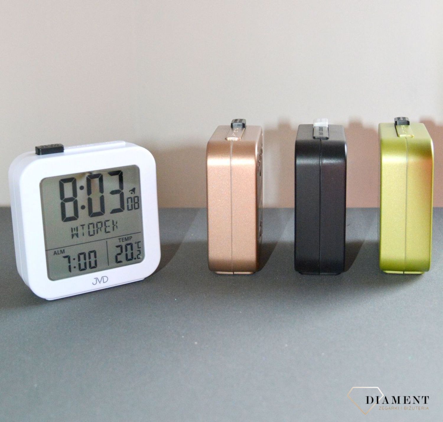 Budzik cyfrowy JVD z termometrem sterowany radiowo RB9370.4. Budzik cyfrowy z termometrem. Budzik sterowany falami radiowymi. Budzik cyfrowy JVD. Budzik biurkowy z termometrem idealny na prezent..jpg