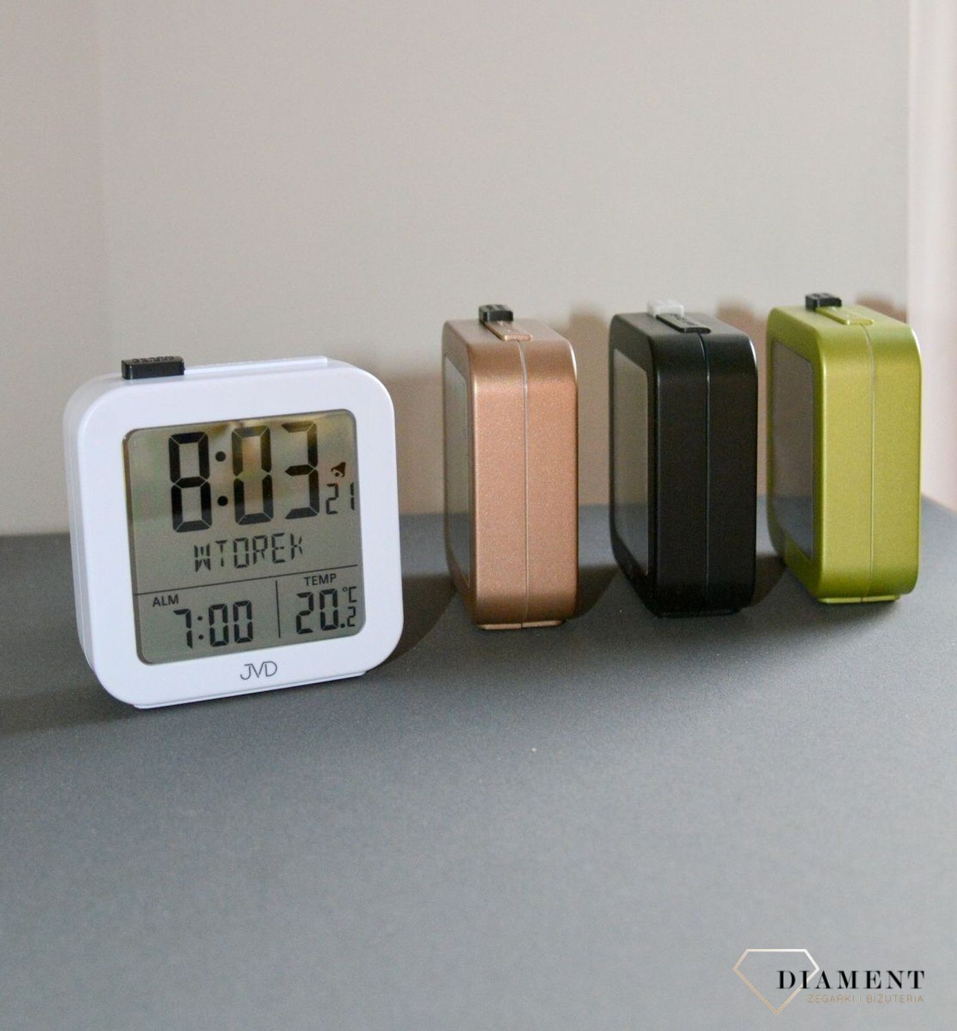 Budzik cyfrowy JVD z termometrem sterowany radiowo RB9370.4. Budzik cyfrowy z termometrem. Budzik sterowany falami radiowymi. Budzik cyfrowy JVD. Budzik biurkowy z termometrem idealny na prezent..jpg