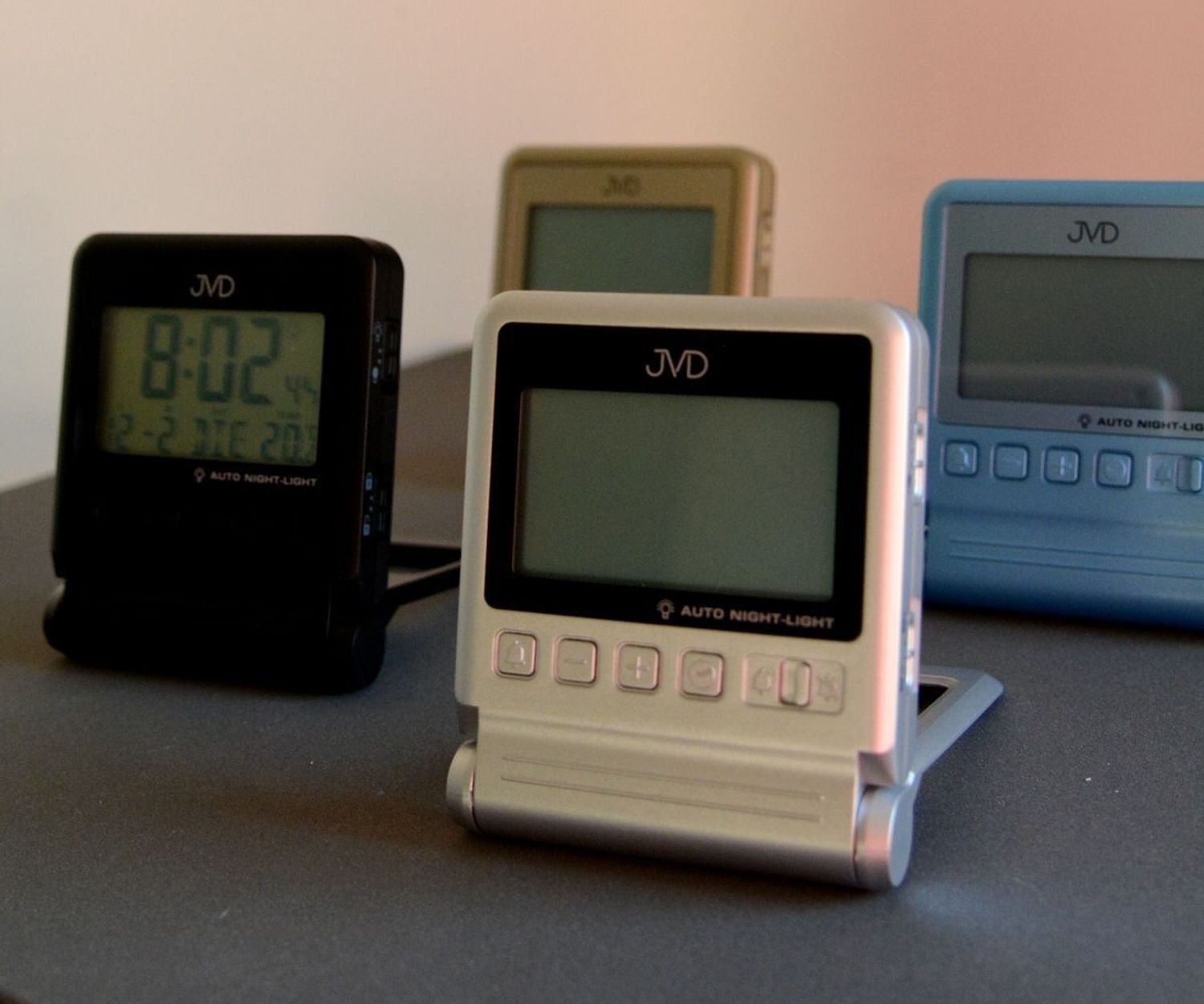 Budzik cyfrowy JVD sterowany radiowo podróżny RB9391.4.  Budzik cyfrowy radio controlled. Budzik cyfrowy z klapką. Budzik cyfrowy podróżny. Budzik cyfrowy z termometrem. Budzik podróżny JVD idealny na prezent..jpg