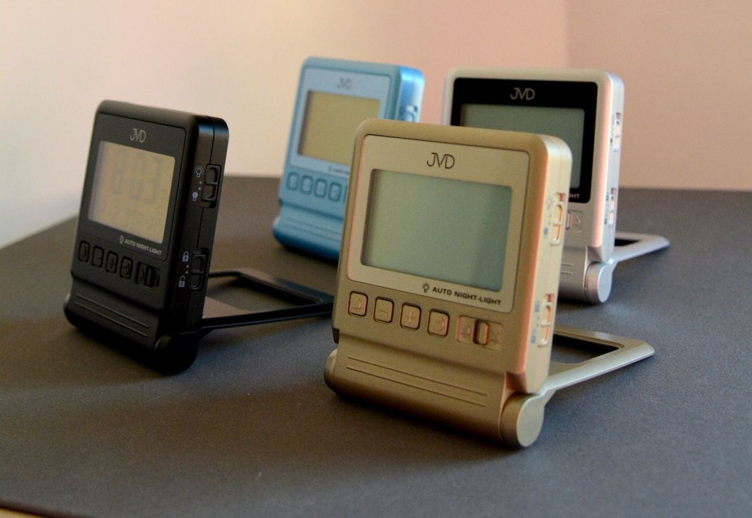 Budzik cyfrowy JVD sterowany radiowo podróżny RB9391.4.  Budzik cyfrowy radio controlled. Budzik cyfrowy z klapką. Budzik cyfrowy podróżny. Budzik cyfrowy z termometrem. Budzik podróżny JVD idealny na prezent..jpg