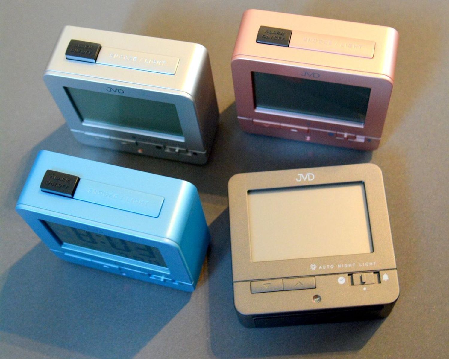 Budzik JVD sterowany radiowo RB9401.1 srebrny. Budzik z wyświetlaczem JVD. Budzik na baterię JVD. Budzik sterowany falami radiowymi. Budzik idealny do pokoju, biura czy gabinetu. Idealny pomysł na prezent..jpg