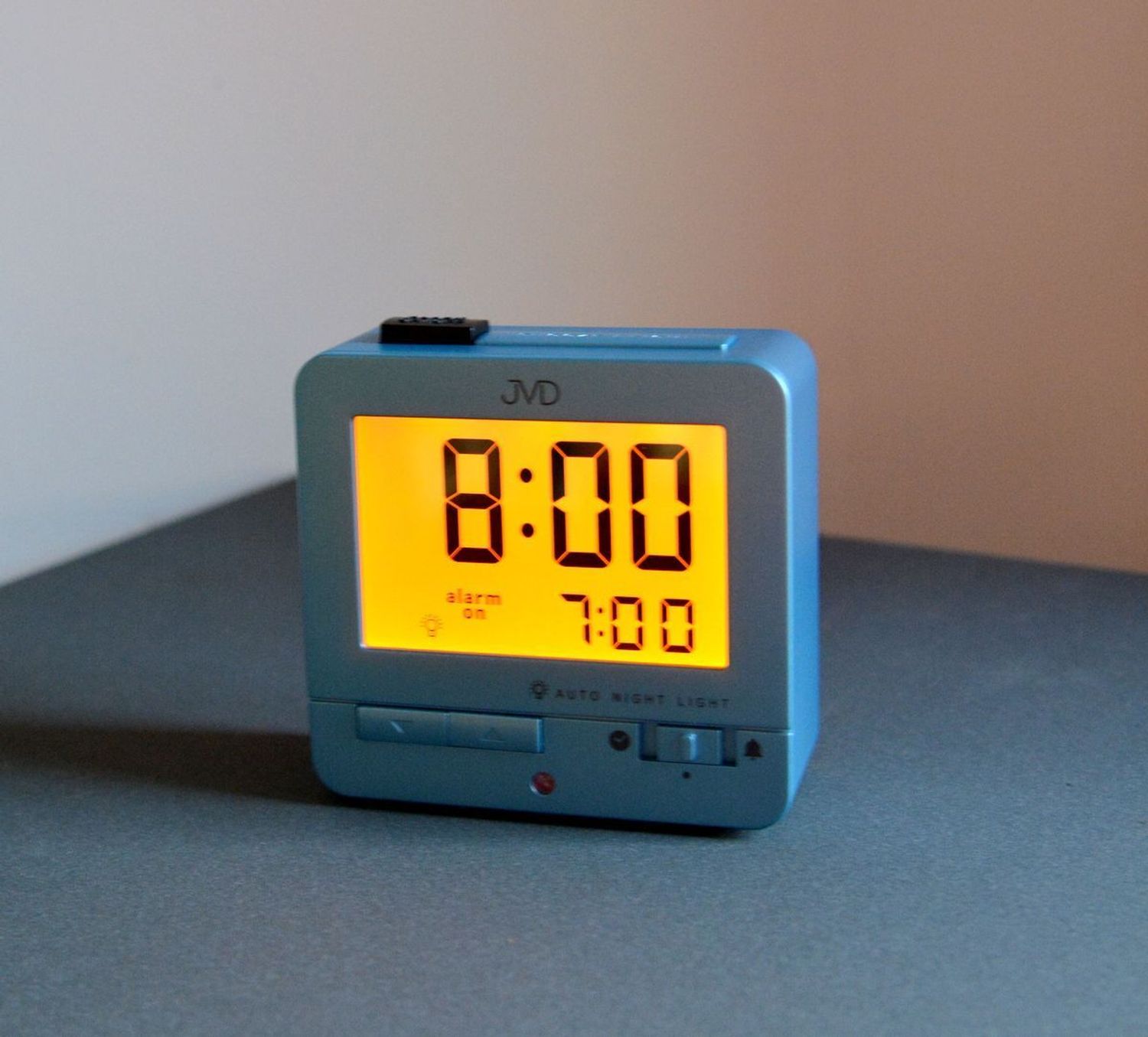 Budzik JVD sterowany radiowo RB9401.1 srebrny. Budzik z wyświetlaczem JVD. Budzik na baterię JVD. Budzik sterowany falami radiowymi. Budzik idealny do pokoju, biura czy gabinetu. Idealny pomysł na prezent..jpg