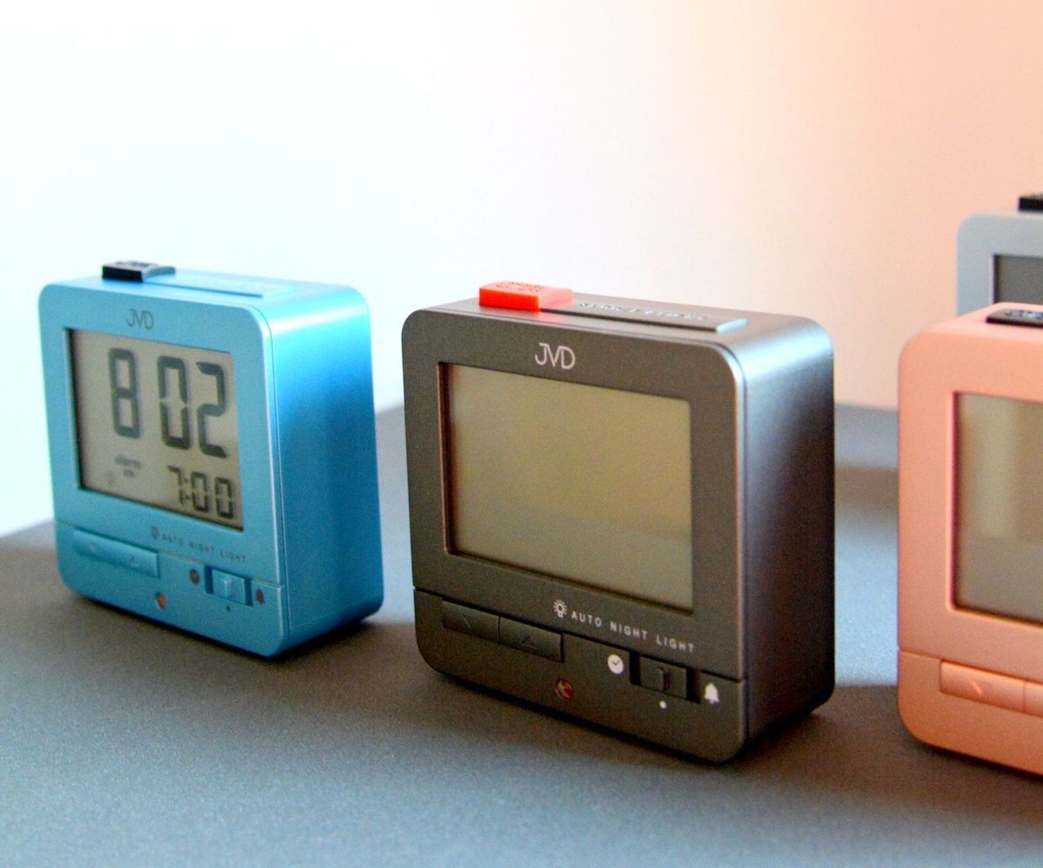 Budzik JVD sterowany radiowo RB9401.2. Budzik z wyświetlaczem JVD. Budzik na baterię JVD. Budzik sterowany falami radiowymi. Budzik idealny do pokoju, biura czy gabinetu. Idealny pomysł na prezent..jpg