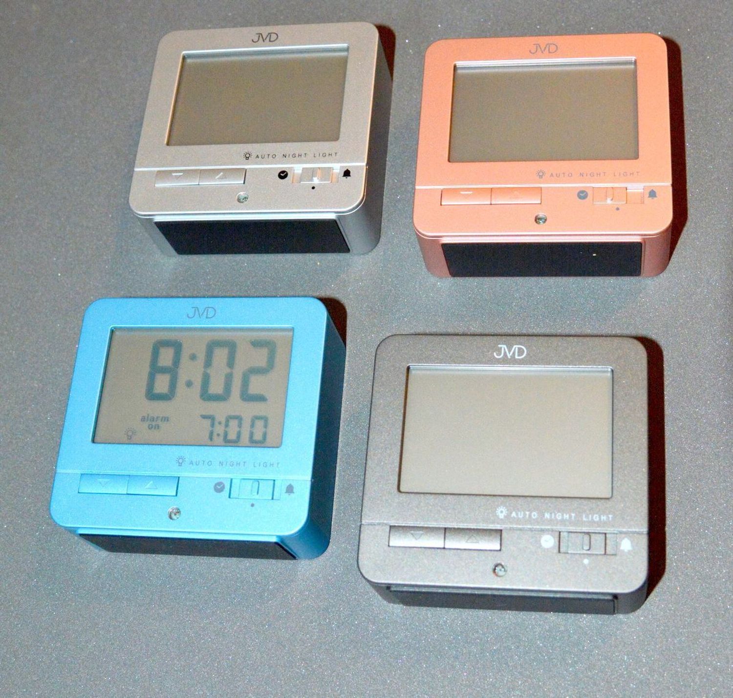 Budzik JVD sterowany radiowo RB9401.2. Budzik z wyświetlaczem JVD. Budzik na baterię JVD. Budzik sterowany falami radiowymi. Budzik idealny do pokoju, biura czy gabinetu. Idealny pomysł na prezent..jpg