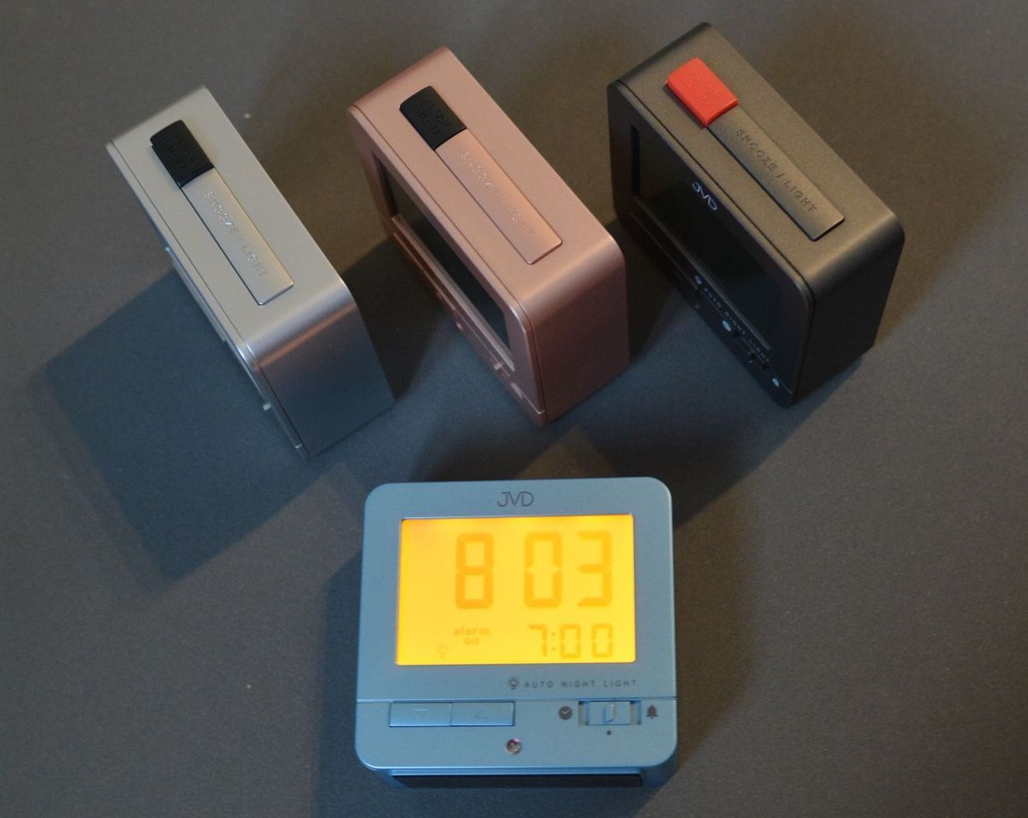 Budzik JVD sterowany radiowo RB9401.2. Budzik z wyświetlaczem JVD. Budzik na baterię JVD. Budzik sterowany falami radiowymi. Budzik idealny do pokoju, biura czy gabinetu. Idealny pomysł na prezent..jpg