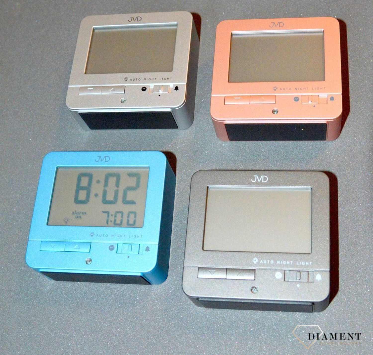 Budzik JVD sterowany radiowo RB9401.3. Budzik z wyświetlaczem JVD. Budzik na baterię JVD. Budzik sterowany falami radiowymi. Budzik idealny do pokoju, biura czy gabinetu. Idealny pomysł na prezent..jpg