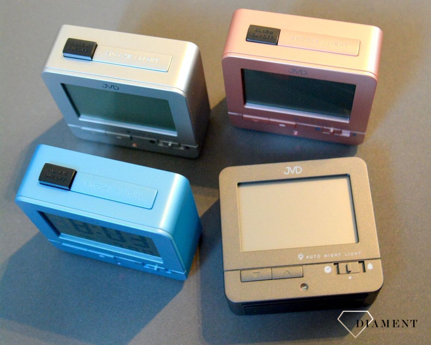 Budzik JVD sterowany radiowo RB9401.3. Budzik z wyświetlaczem JVD. Budzik na baterię JVD. Budzik sterowany falami radiowymi. Budzik idealny do pokoju, biura czy gabinetu. Idealny pomysł na prezent..jpg