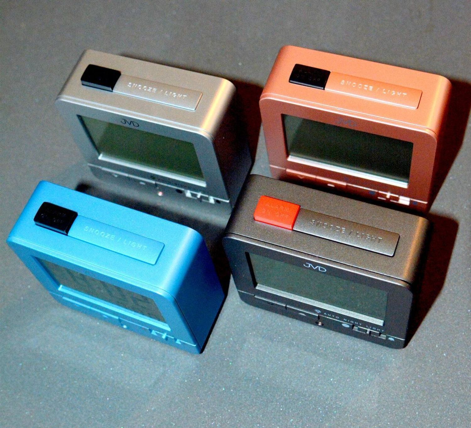 Budzik z wyświetlaczem JVD. Budzik na baterię JVD. Budzik sterowany falami radiowymi. Budzik idealny do pokoju, biura czy gabinetu. Idealny pomysł na prezent..jpg