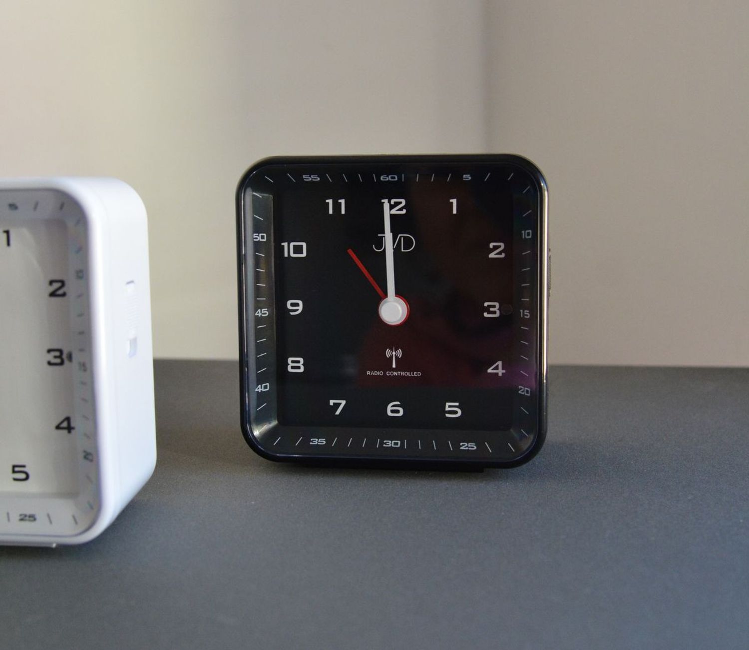 Budzik sterowany radiowo czarny JVD RB977.1 budzik radio control. budzik na biurko. Budzik z alarmem. Budzik z podświetleniem. Czarny budzik. Szybka wysyłka..jpg