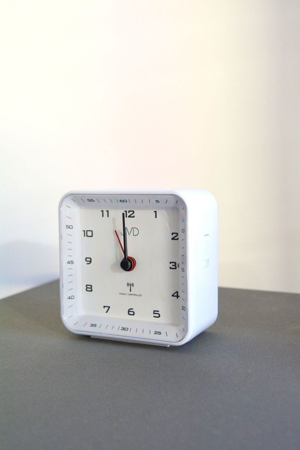 Budzik sterowany radiowo biały JVD RB977.2. budzik radio control. budzik na biurko. Budzik z alarmem. Budzik z podświetleniem. Biały budzik. Szybka wysyłka..jpg