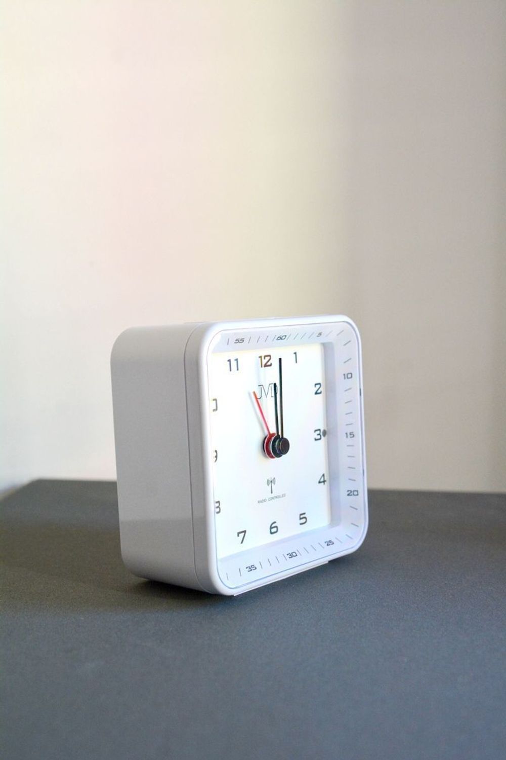 Budzik sterowany radiowo biały JVD RB977.2. budzik radio control. budzik na biurko. Budzik z alarmem. Budzik z podświetleniem. Biały budzik. Szybka wysyłka..jpg