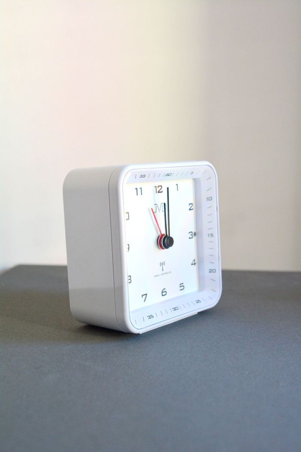 Budzik sterowany radiowo biały JVD RB977.2. budzik radio control. budzik na biurko. Budzik z alarmem. Budzik z podświetleniem. Biały budzik. Szybka wysyłka..jpg