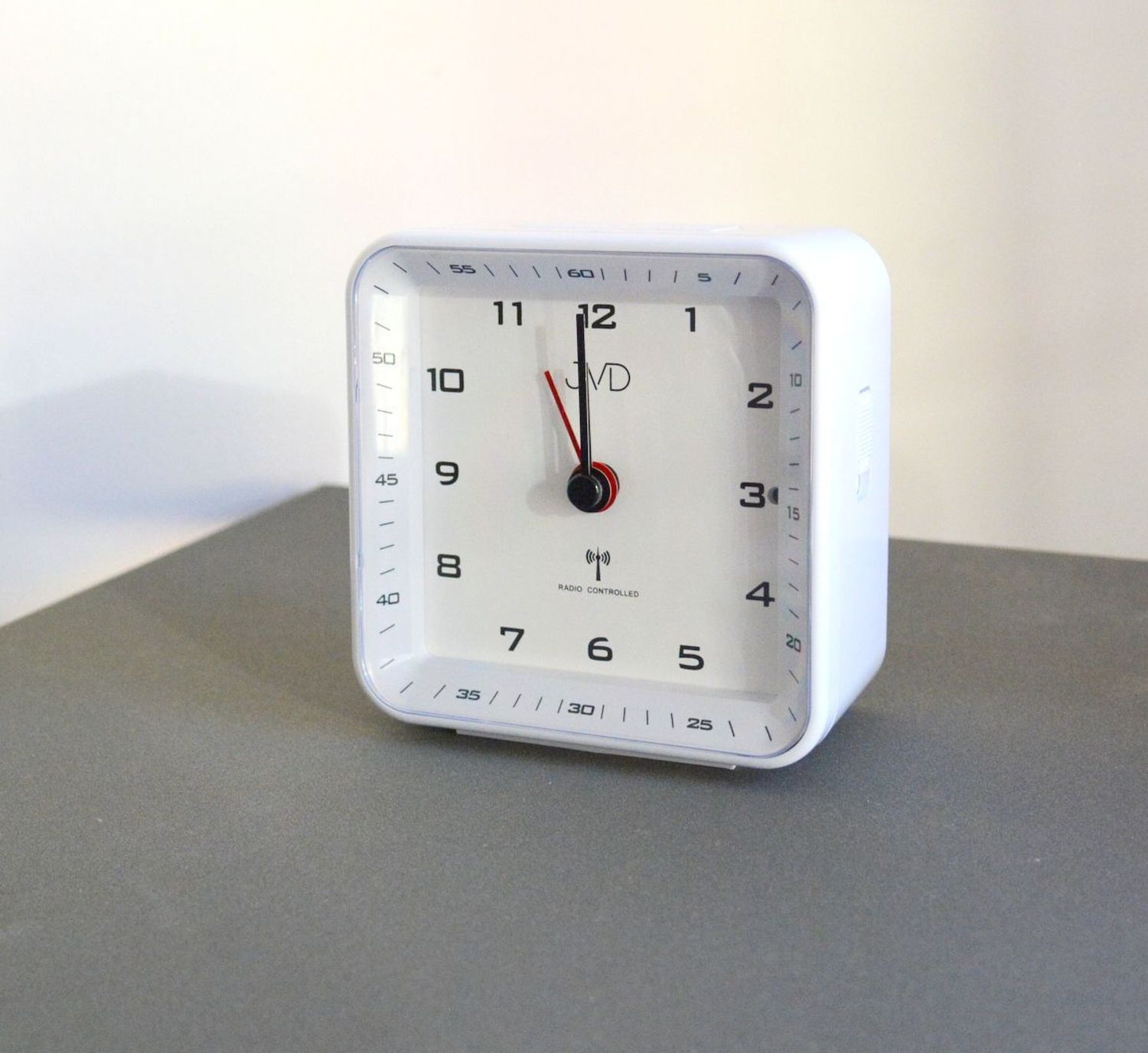 Budzik sterowany radiowo biały JVD RB977.2. budzik radio control. budzik na biurko. Budzik z alarmem. Budzik z podświetleniem. Biały budzik. Szybka wysyłka..jpg