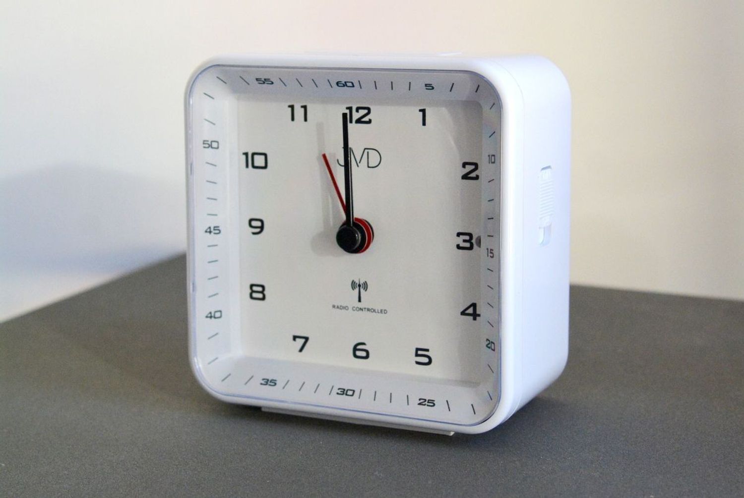 Budzik sterowany radiowo biały JVD RB977.2. budzik radio control. budzik na biurko. Budzik z alarmem. Budzik z podświetleniem. Biały budzik. Szybka wysyłka..jpg