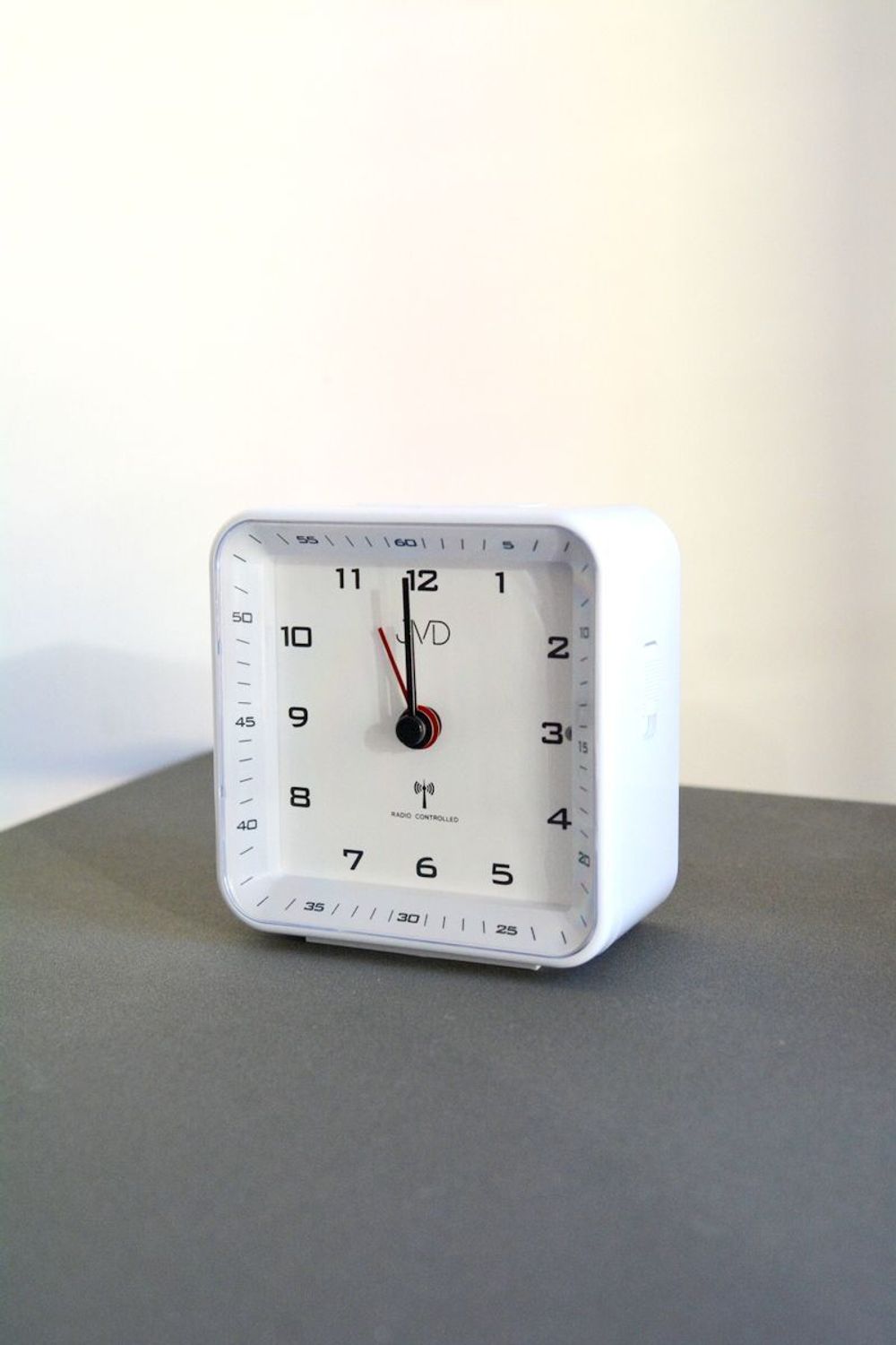 Budzik sterowany radiowo biały JVD RB977.2. budzik radio control. budzik na biurko. Budzik z alarmem. Budzik z podświetleniem. Biały budzik. Szybka wysyłka..jpg