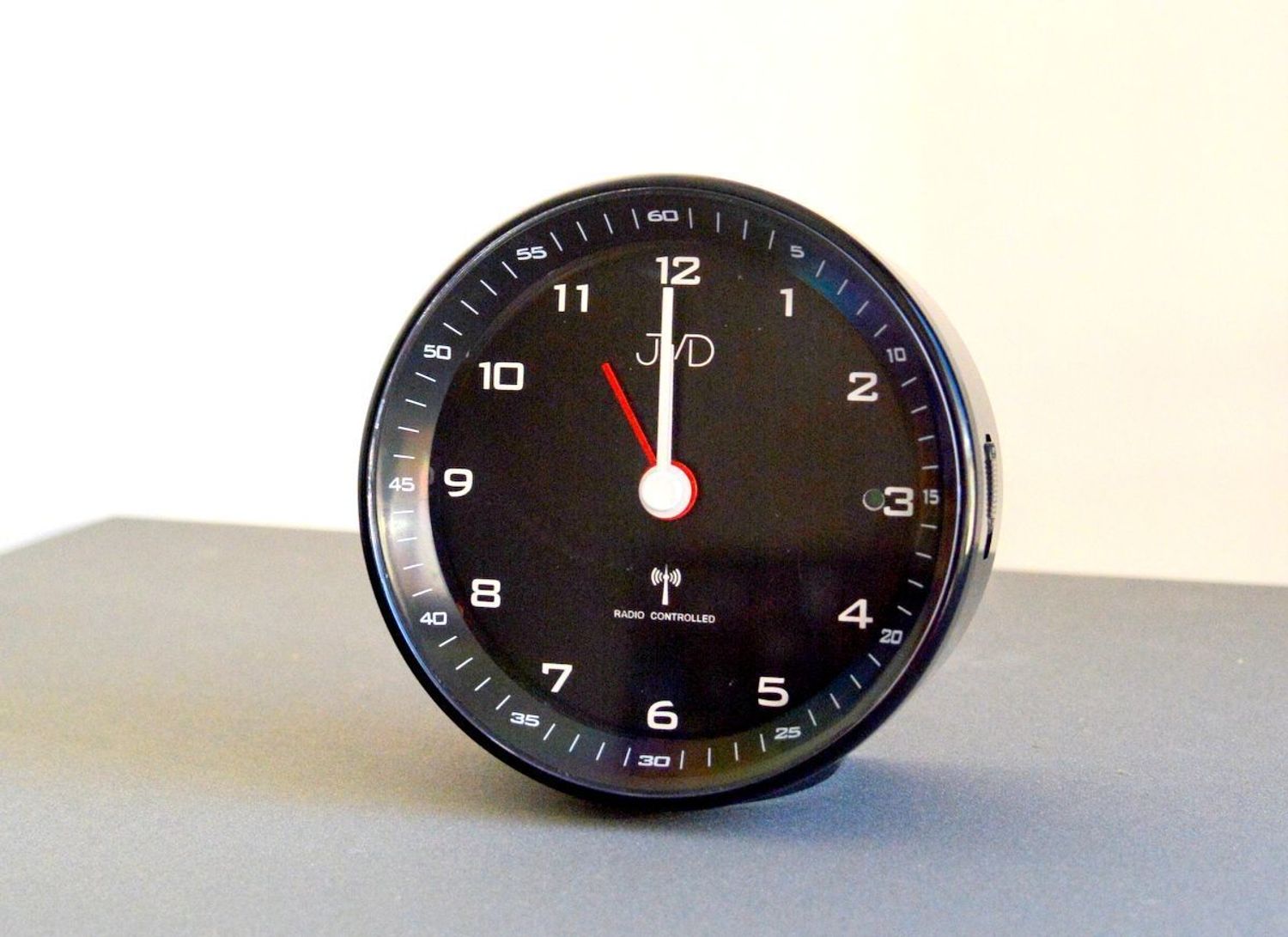 Budzik sterowany radiowo czarny JVD RB978.1. budzik radio control. budzik na biurko. Budzik z alarmem. Budzik z podświetleniem. Czarny budzik. Szybka wysyłka.jpg