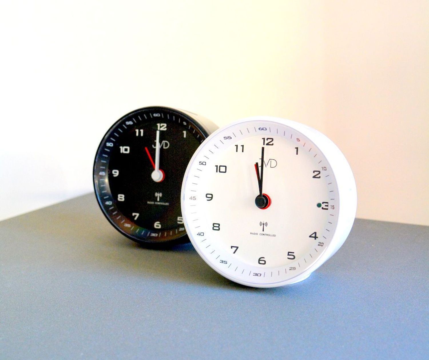 Budzik sterowany radiowo czarny JVD RB978.1. budzik radio control. budzik na biurko. Budzik z alarmem. Budzik z podświetleniem. Czarny budzik. Szybka wysyłka.jpg