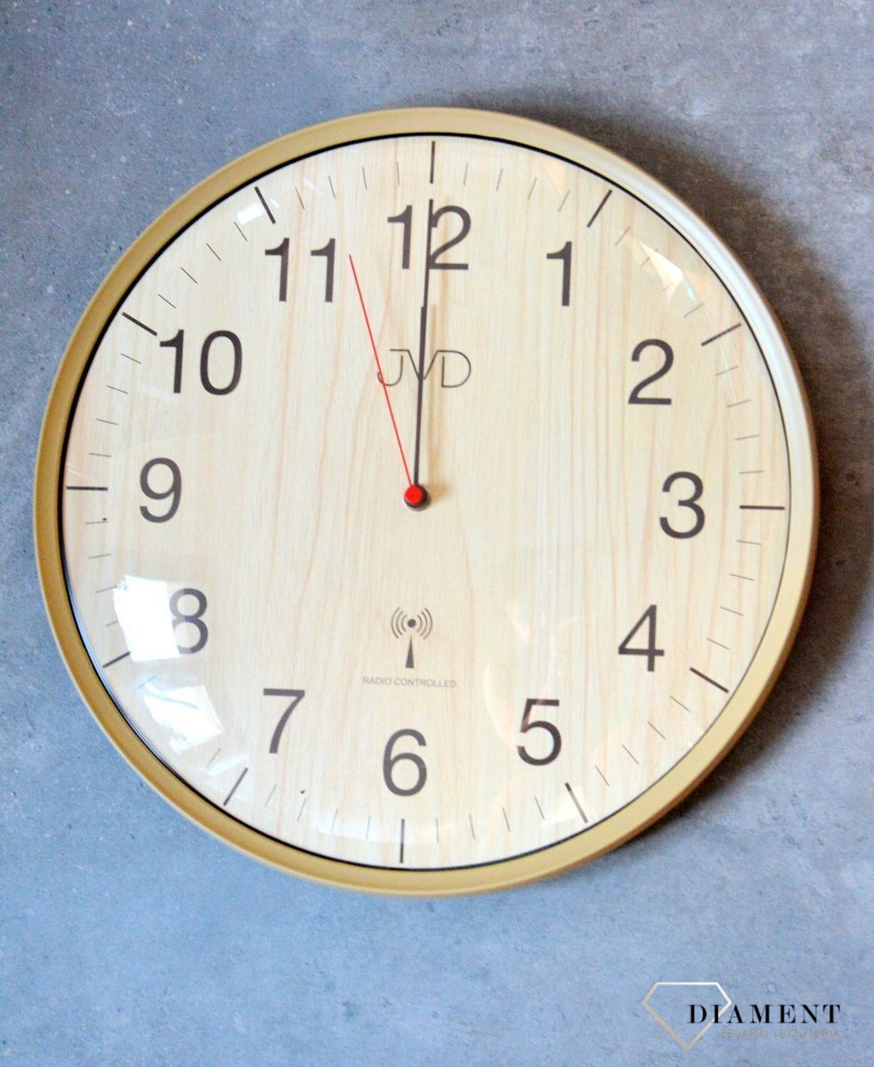 Zegar ścienny sterowany falami radiowymi JVD Radio Controlled wyposażony jest w kwarcowy mechanizm, zasilany za pomocą baterii. Posiada bardzo wysoką dokładność mierzenia czasu +- 10 sekund w przeciągu 30 dni.jpg