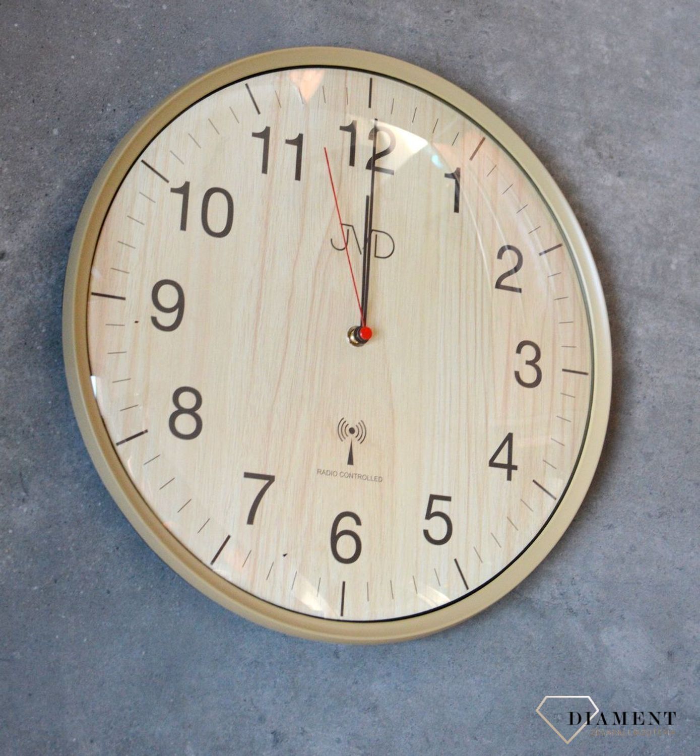 Zegar ścienny sterowany falami radiowymi JVD Radio Controlled wyposażony jest w kwarcowy mechanizm, zasilany za pomocą baterii. Posiada bardzo wysoką dokładność mierzenia czasu +- 10 sekund w przeciągu 30 dni.jpg