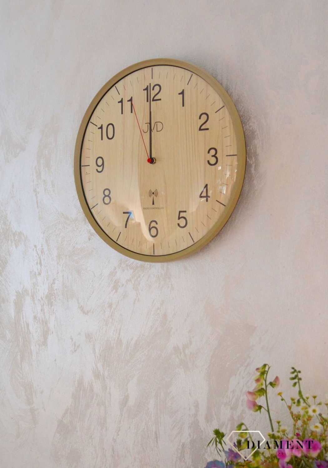 Zegar ścienny sterowany falami radiowymi JVD Radio Controlled wyposażony jest w kwarcowy mechanizm, zasilany za pomocą baterii. Posiada bardzo wysoką dokładność mierzenia czasu +- 10 sekund w przeciągu 30 dni.jpg