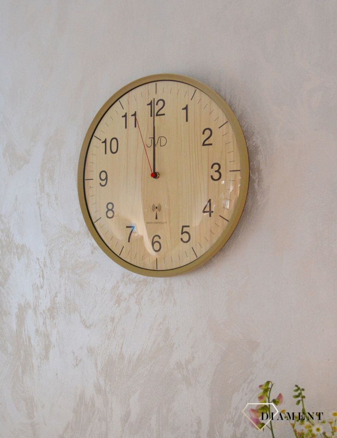 Zegar ścienny sterowany falami radiowymi JVD Radio Controlled wyposażony jest w kwarcowy mechanizm, zasilany za pomocą baterii. Posiada bardzo wysoką dokładność mierzenia czasu +- 10 sekund w przeciągu 30 dni.jpg