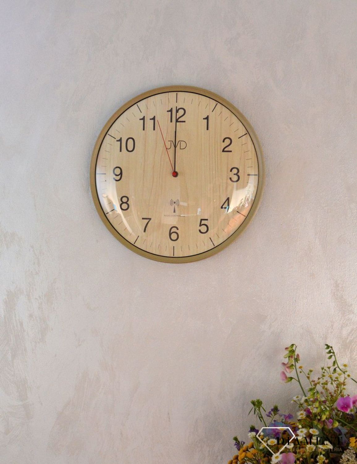 Zegar ścienny sterowany falami radiowymi JVD Radio Controlled wyposażony jest w kwarcowy mechanizm, zasilany za pomocą baterii. Posiada bardzo wysoką dokładność mierzenia czasu +- 10 sekund w przeciągu 30 dni.jpg